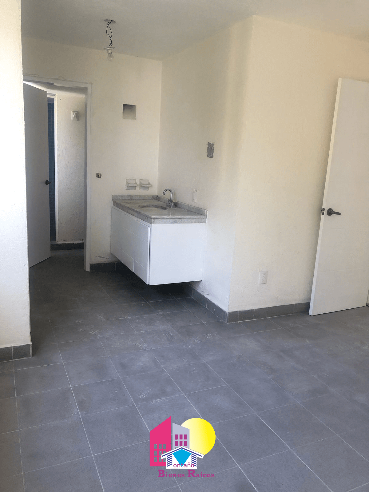 Habitación con baño y lavabo