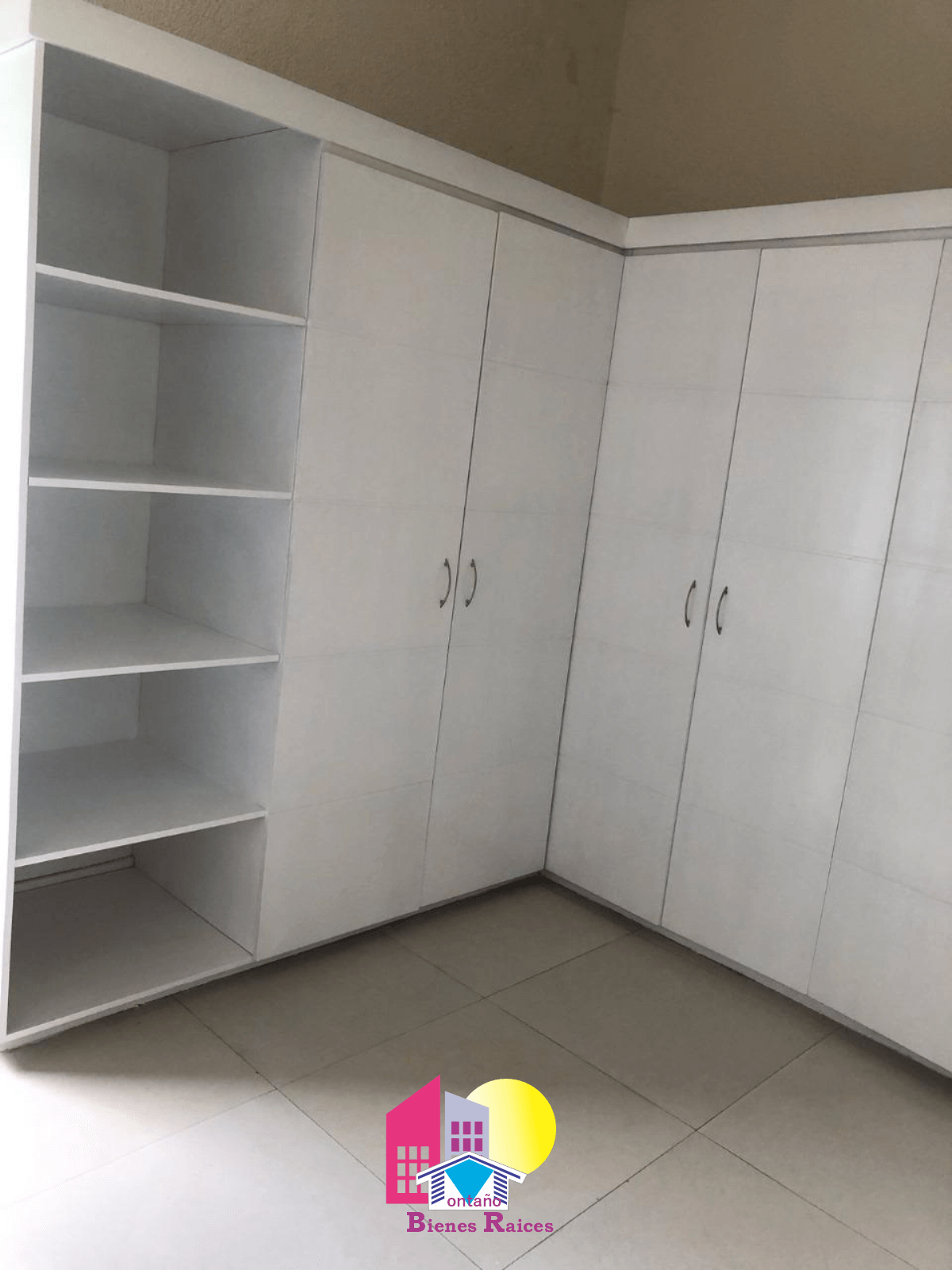 Vestidor con repisas